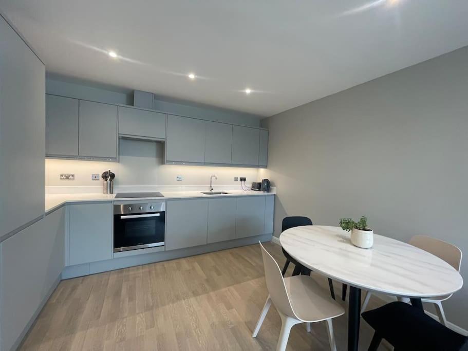 Marvellous New Build 2 Bed Flat - 1 Ophelia Court Apartment Епсъм Екстериор снимка
